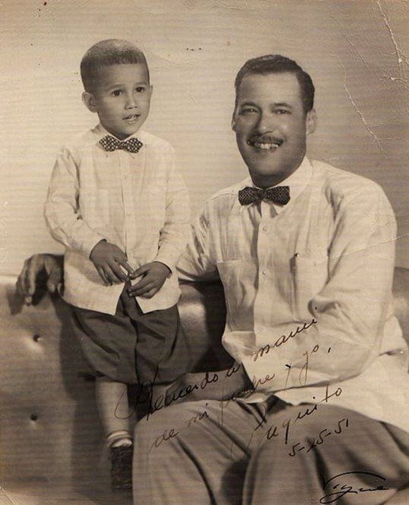 01.Paquito D’Rivera y su padre, Tito D’Rivera, ambos vestidos con guayaberas y corbatas de lazo. 1951. Foto cortesía de Paquito D’Rivera.