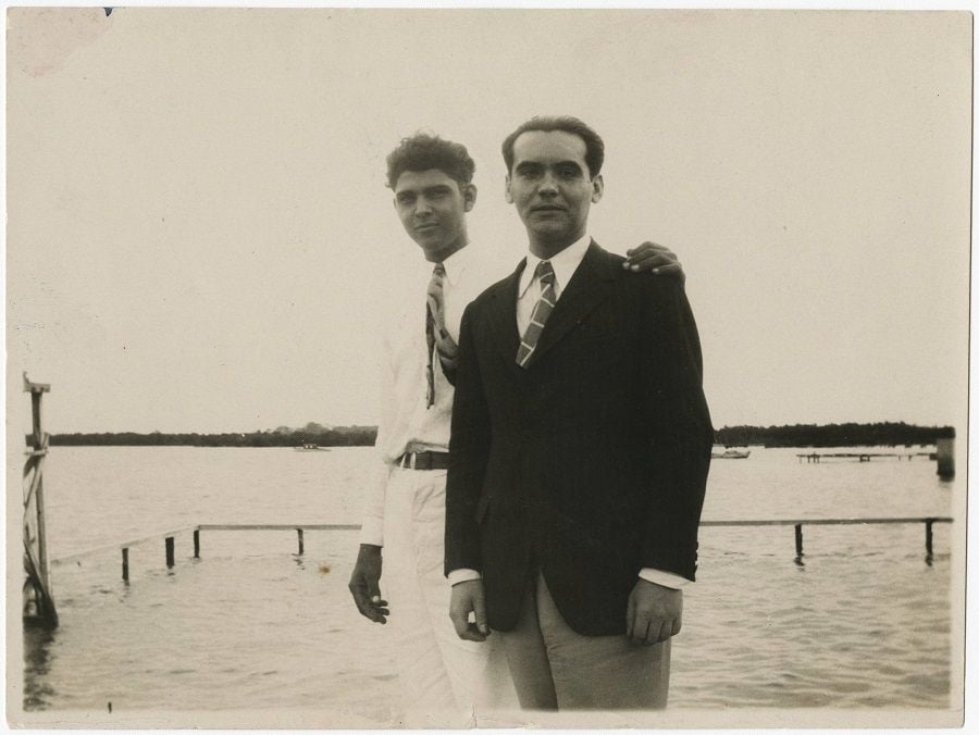  Lorca, con un amigo cubano, en la Playa de Marianao (1930) [University of Miami Library. Cuban Heritage Collection (Federico García Lorca Papers)].