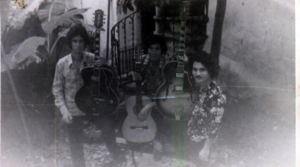 03.Pepino (extrema izquierda) con otros músicos en casa del guitarrista Chicoy. 1978. Imagen tomada de Facebook.